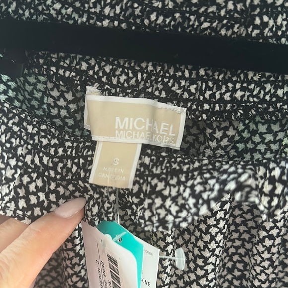 Michael Kors Black and White Off Shoulder Pleated Women's Blouse NWT - Picture 3 of 9